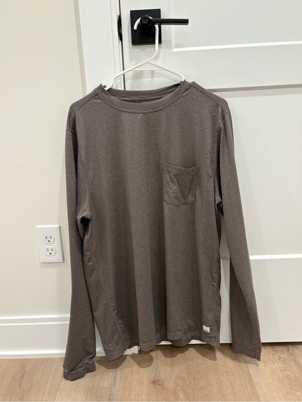 Men’s Vuori Long-Sleeve Tradewind Performance Tee Men's Pocket Tee Brown
